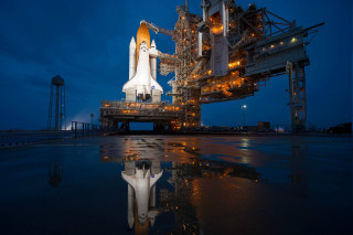 Space shuttle night platform reflection - its reflection free wallpaper