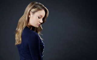 Woman blue jacket cellphone portrait - free 3d render wallpaper for desktop