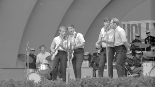 Men stage microphones group standing - bob singer free wallpaper