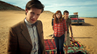 Man suit tie woman blanket - a car in the background free wallpaper