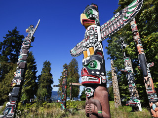 Totema statue park blue sky - ecological art free wallpaper