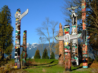 Totem poles park mountains blue - a woodcut free wallpaper