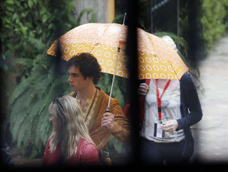 Man woman umbrella rain renaissance - their hand and a man holding free wallpaper for desktop