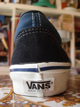 Black white shoes table shelf - a pair free wallpaper for mobile