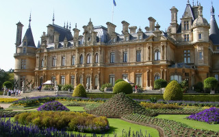 Gaudy christopher wren castle garden - flower in front free wallpaper