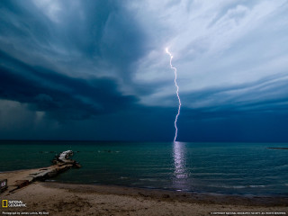 Lightning bolt ocean cloudy beach - a lightning bolt free wallpaper