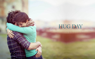 Couple hugging fountain hug day - day free wallpaper