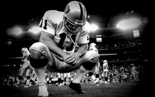 Football player kneeling field crowd - the field free wallpaper