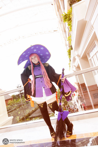 Purple portrait cosplay alice prin - a purple hat free wallpaper for mobile