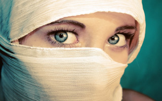 Surprised woman bandage head eyes - perfect eye free wallpaper