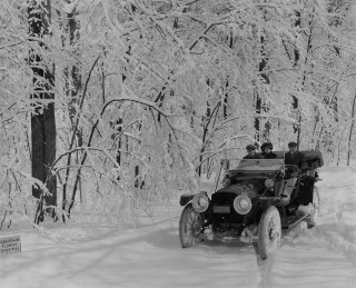 Vintage car snow covered forest - american romanticism free wallpaper for desktop