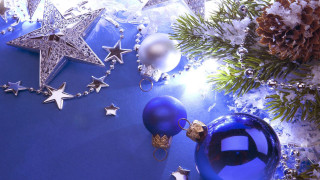 Blue christmas background silver ornaments - free christmas wallpaper for desktop