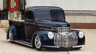 Classic car parked building sign - a classic car free wallpaper