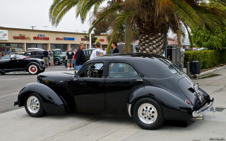 Black car palm tree people - the side of a road next free wallpaper for desktop