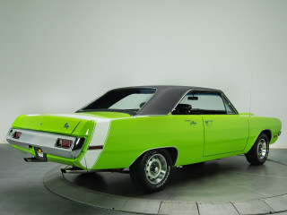 Green car round platform white - a green car free wallpaper