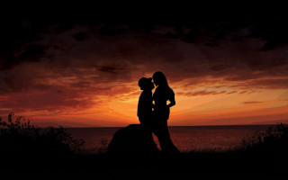 Couple kissing sunset ocean red - romantic free wallpaper