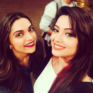 Smiling women party gathering photo - perfect free wallpaper for tablet