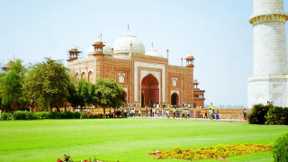 Large building white dome green 2 - a green lawn in front free wallpaper