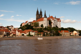Castle hill river boat water - the water below free wallpaper