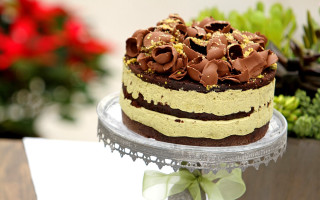 Chocolate cake green bow flowers - free 3d render wallpaper for desktop