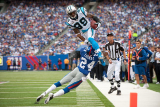 Football player jumping catch ball 2 - darrell riche free wallpaper