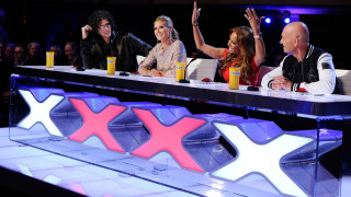 Group people table drinks tv - a group of people sitting free wallpaper