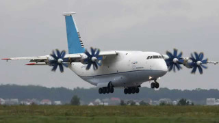 Large airplane propellers taking off - a large airplane free wallpaper for desktop