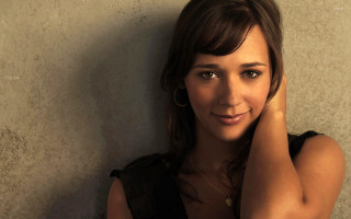 Woman posing hand on head - seductive smile free wallpaper for desktop