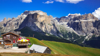 Mountain resort tent people background - coppo di marcovaldo free wallpaper
