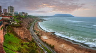 Beach city cliff view train - a train free wallpaper for desktop