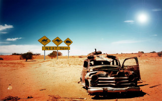 Rusted car desert road sign - apocalyptic free wallpaper for desktop
