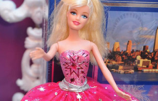 Barbie pink dress city christmas - detail free wallpaper