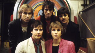 Young men group wall circular - young man free wallpaper