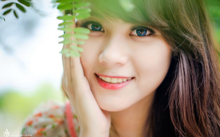 Woman blue eyes green leaf 4 - a green plant free wallpaper for desktop