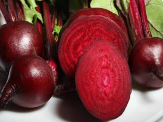 Beets greens knife fork red - a table top free wallpaper