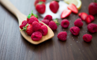 Wooden spoon filled raspberries lemon - a wooden spoon free wallpaper
