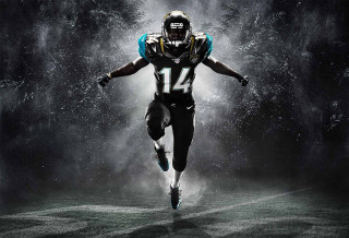 Football player running field uniform - a football player free wallpaper