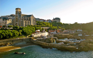 Large building hill river boats - a large building free wallpaper