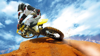 Man riding dirt bike desert 2 - a dirt bike free wallpaper