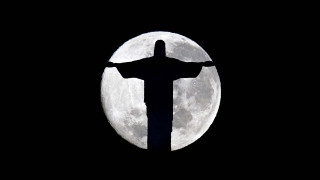 Large statue full moon cross - christo free wallpaper