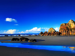 Beach blue stream rocks background - beautiful scenery free wallpaper for desktop