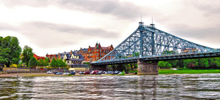 Bridge river cars parked building - a bridge over a river free wallpaper