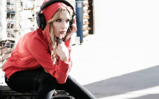 Woman sitting box headphones red - a box free wallpaper for desktop