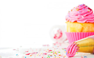 Cupcake pink frosting sprinkles table - a cupcake free wallpaper
