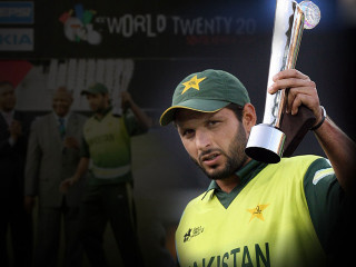 Man holding trophy green hat - yellow shirt free wallpaper