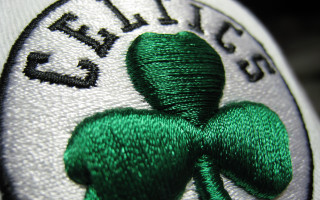 Clover white cap green ribbon - fine detail free wallpaper