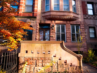 Large brick building gate clock - a large brick building free wallpaper