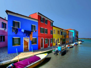Colorful houses water boats row - a row free wallpaper for desktop