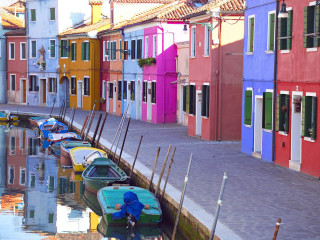Boats colorful buildings riverside dock - a row free wallpaper for desktop