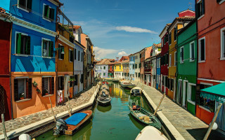 Canal boats colorful buildings water - a canal free wallpaper